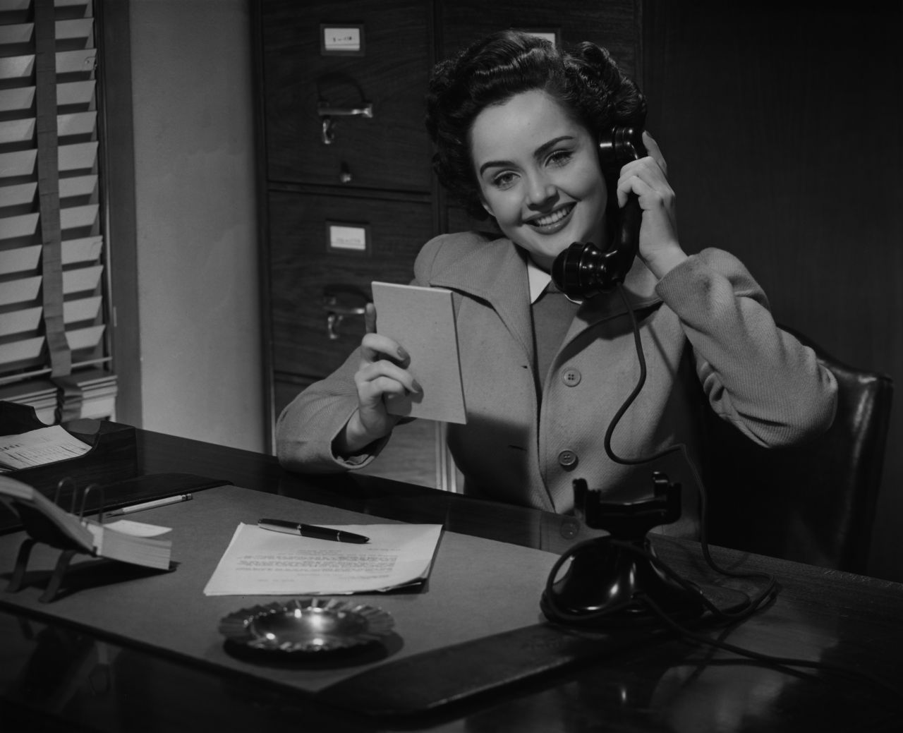 Schon deutlich moderner: Telefonieren im Büro in den 50er-Jahren.