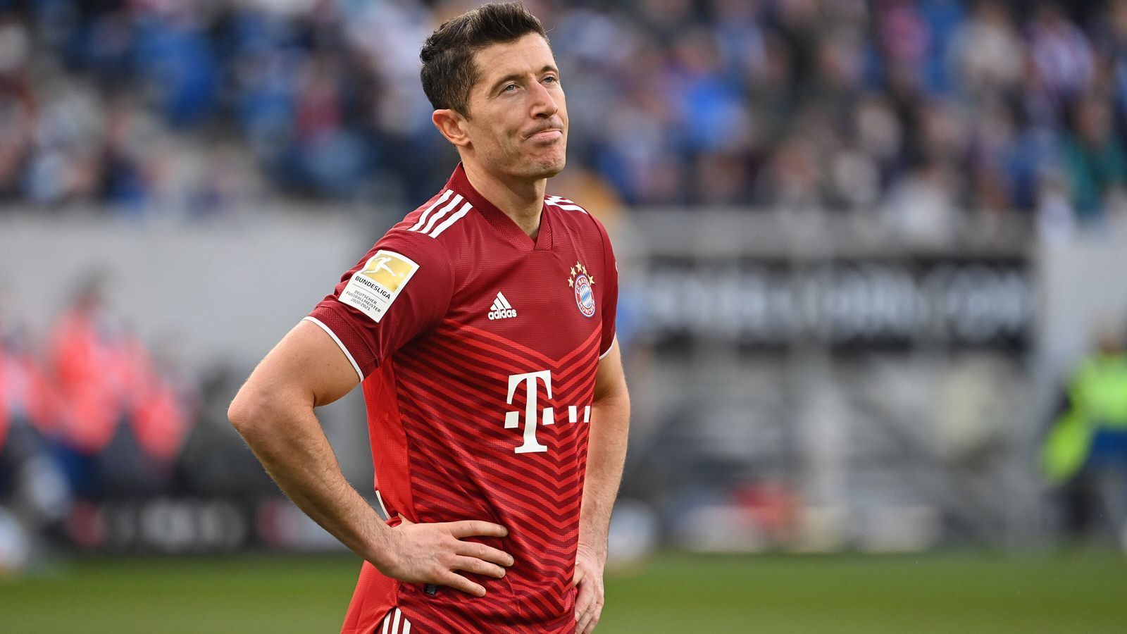 
                <strong>Abseits des Platzes (FC Bayern München)</strong><br>
                Auch die Personalie Robert Lewandowski macht den Bayern zu schaffen. Gerüchten zu Folge soll der Pole in München unglücklich sein und strebt demnach mit einem Vereinswechsel den nächsten Karriere-Schritt an. Auch die FCB-Verantwortlichen um Oliver Kahn und Hasan Salihamidzic stehen diesbezüglich in der Kritik, da nach wie vor keine Klarheit über die Zukunft des bis 2023 gebundenen Top-Stürmers herrscht. Sollte sich das Thema weiter hochschaukeln, könnte es zum unnötigen Störfaktor für das Team von Julian Nagelsmann werden.
              