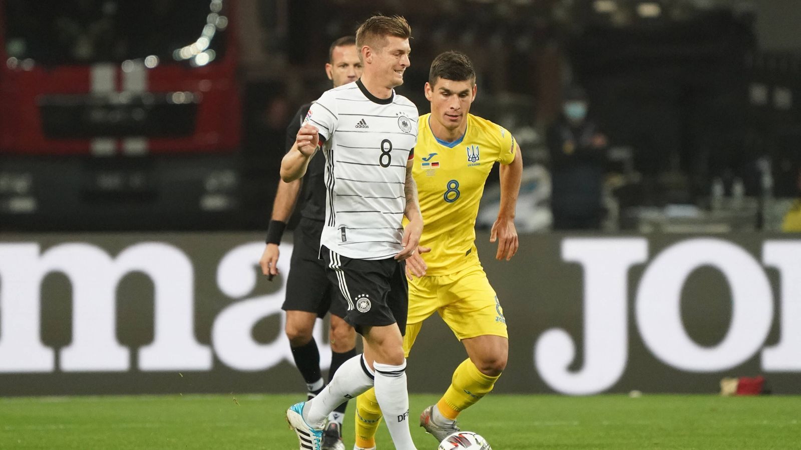 
                <strong>Toni Kroos</strong><br>
                Der erfahrenste Feldspieler hält sich weitgehend zurück und nimmt nicht die klassische Chefrolle im Mittelfeld ein. In einigen Szenen offenbart Kroos Probleme mit den bissigen Gegenspielern. Bei einem der seltenen Läufe nach vorne setzt er einen Linksschuss knapp drüber. Nach einem taktischen Foul sieht er die Gelbe Karte, unterbindet so aber einen Konter der Ukraine. ran-Note: 4
              