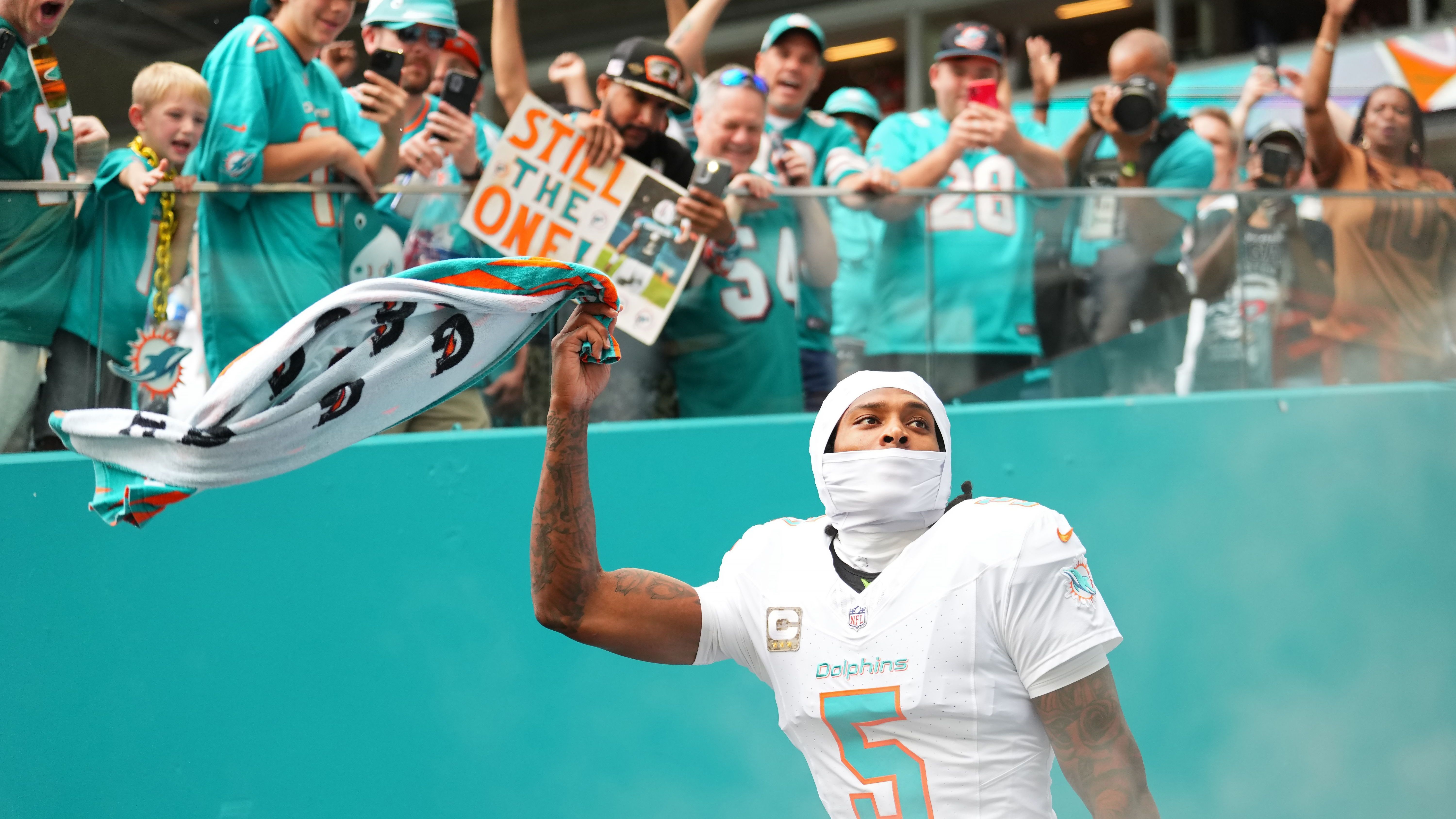 <strong>Jalen Ramsey (Cornerback, Miami Dolphins)</strong><br>Ein ähnliches Bild zeichnet sich bei Jalen Ramsey: Ein wichtiger - aber eben auch alternder und gut bezahlter - Spieler, der den Dolphins schlicht zu teuer sein könnte. Der 30-jährige Cornerback scheint einem Trade&nbsp;<a data-li-document-ref="524939" href="https://www.ran.de/sports/american-football/nfl/news/nfl-miami-dolphins-wo-geht-es-weiter-fuer-cornerback-jalen-ramsey-524939">nicht abgeneigt</a> zu sein.