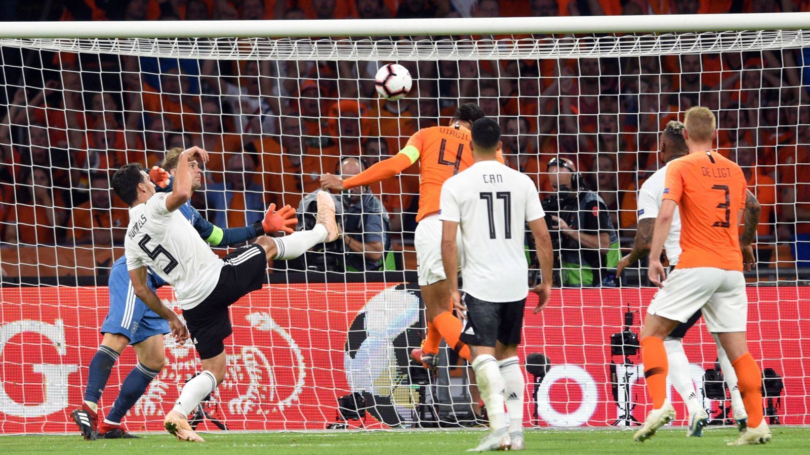 
                <strong>Nations League: Niederlande vs. Deutschland</strong><br>
                Der zweite Auftritt der deutschen Nationalmannschaft in der Nations League wurde zur Enttäuschung. Gegen eine junge niederländischen Mannschaft erspielte sich das Team von Joachim Löw kaum hochkarätige Chancen, ließ dafür umso mehr zu und verlor 0:3. Ein paar wenige Lichtblicke gab es trotzdem.
              