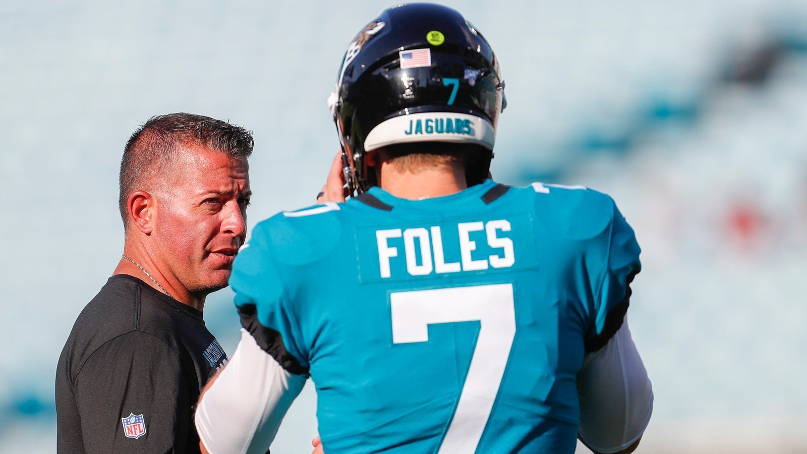 
                <strong>Foles kennt die Trainer </strong><br>
                Trotzdem dürfte sich Foles schnell an das Playbook gewöhnen. Sein Vorteil: Er kennt die Trainer gut. Mit Head Coach Matt Nagy hat er jeweils eine Spielzeit bei den Philadelphia Eagles und den Kansas City Chiefs zusammengearbeitet. Und Quarterback Coach John DeFilippo (Foto) betreute Foles in selbiger Funktion in Philadelphia bei seinem Super-Bowl-Sieg, war zudem letzte Saison Offensive Coordinator bei den Jaguars. Foles sagt daher: "Das Schöne ist, dass dieses Offense viele Ähnlichkeiten mit der Offense von Philly aufweist, sodass ich mich wie zu Hause fühle. Ob es sich um das Lauf-Spiel oder das Pass-Spiel handelt, es gibt Ähnlichkeiten."
              