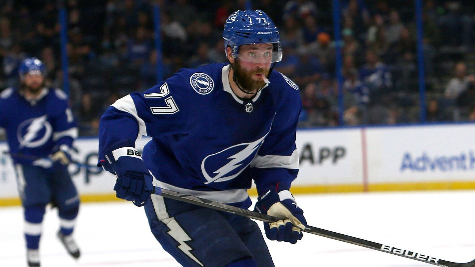 
                <strong>Victor Hedman (Tampa Bay Lightning)</strong><br>
                Der Routinier musste vor der Saison etwas klarstellen: "Wir sind nicht zufrieden. Wir sind immer noch hungrig. Wir wollen nicht, dass ein anderes Team den Cup in die Höhe stemmt." Der Schwede gehört zu den besten Verteidigern der Liga und gewann mit Tampa zuletzt zwei Mal in Folge den Stanley Cup, beim ersten Mal wurde er sogar zum besten Spieler der Playoffs gewählt. Der fast zwei Meter große Hüne spielt seit 2009 in Florida.
              