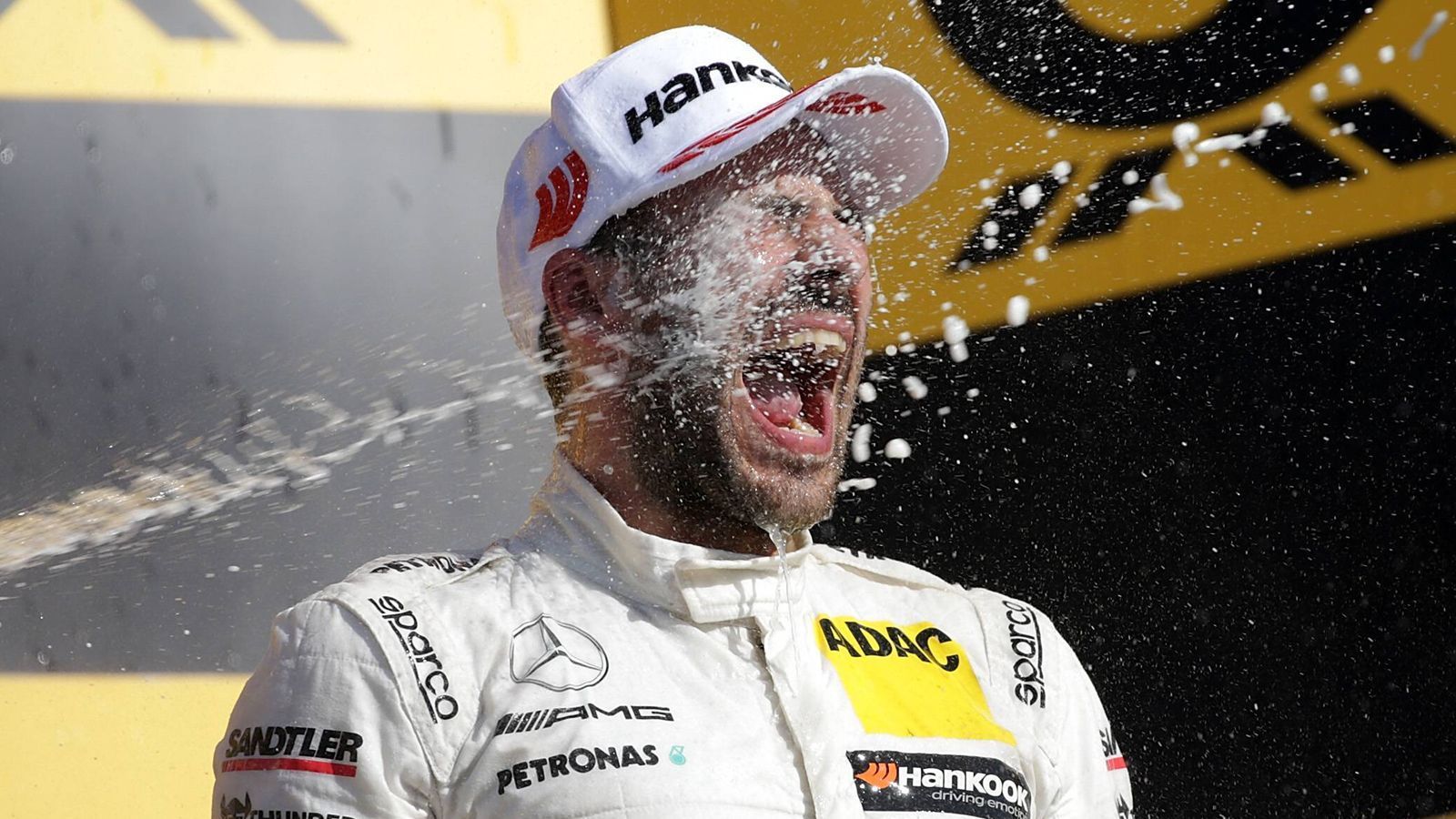 <strong>2018: Gary Paffett</strong><br>
                Was für ein Abschied: Mercedes stieg nach 30 Jahren (vorerst) aus der DTM aus, und die Stuttgarter verabschiedeten sich standesgemäß mit allen drei Titeln, also dem Triumph in der Hersteller-, Team- und Fahrerwertung. Dort gewann "Oldie" Gary Paffett zum zweiten Mal nach 2005 die Meisterschaft.
