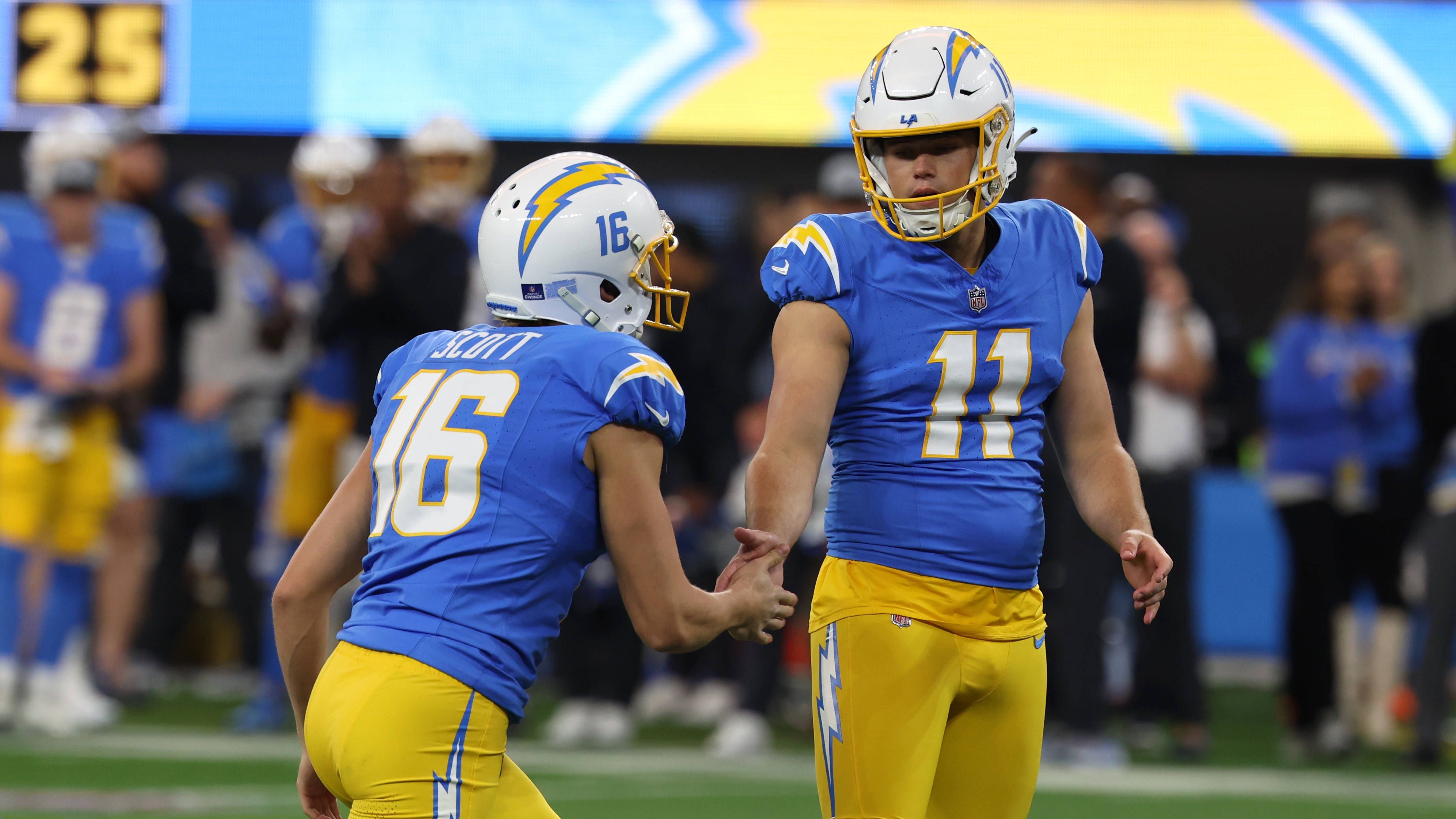 <strong>Kicker: Cameron Dicker (Los Angeles Chargers)</strong> <br>Der Kicker der Chargers erhielt jüngst eine großzügige Vertragsverlängerung, auf ihn war in der letzten Saison Verlass. Dicker wird aktuell als 13. Kicker gewählt, könnte aber in einer guten Offensive um Quarterback Justin Herbert diese Platzierung toppen.&nbsp;