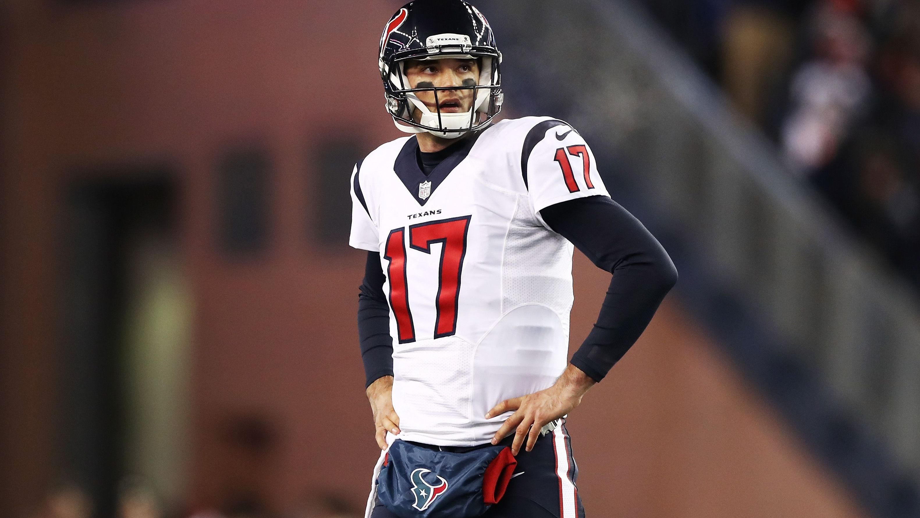 <strong>Brock Osweiler (Houston Texans)</strong><br>Der Deal für Brock Osweiler gilt als einer der schlechtesten der NFL-Geschichte. 2016 gaben die Texans dem Quarterback einen Vierjahresvertrag über 72 Millionen Dollar. Dieser hatte gerade den Super Bowl gewonnen, wo er als Ersatz für Peyton Manning fungierte. Aber als Franchise-QB sah ihn Houston wohl exklusiv. In seiner ersten und einzigen Saison warf er 16 Interceptions und brachte nur 59 Prozent seiner Pässe an. Nach der Spielzeit tradeten ihn die Texans mit einem Zweitrunden-Pick zu den Cleveland Browns.