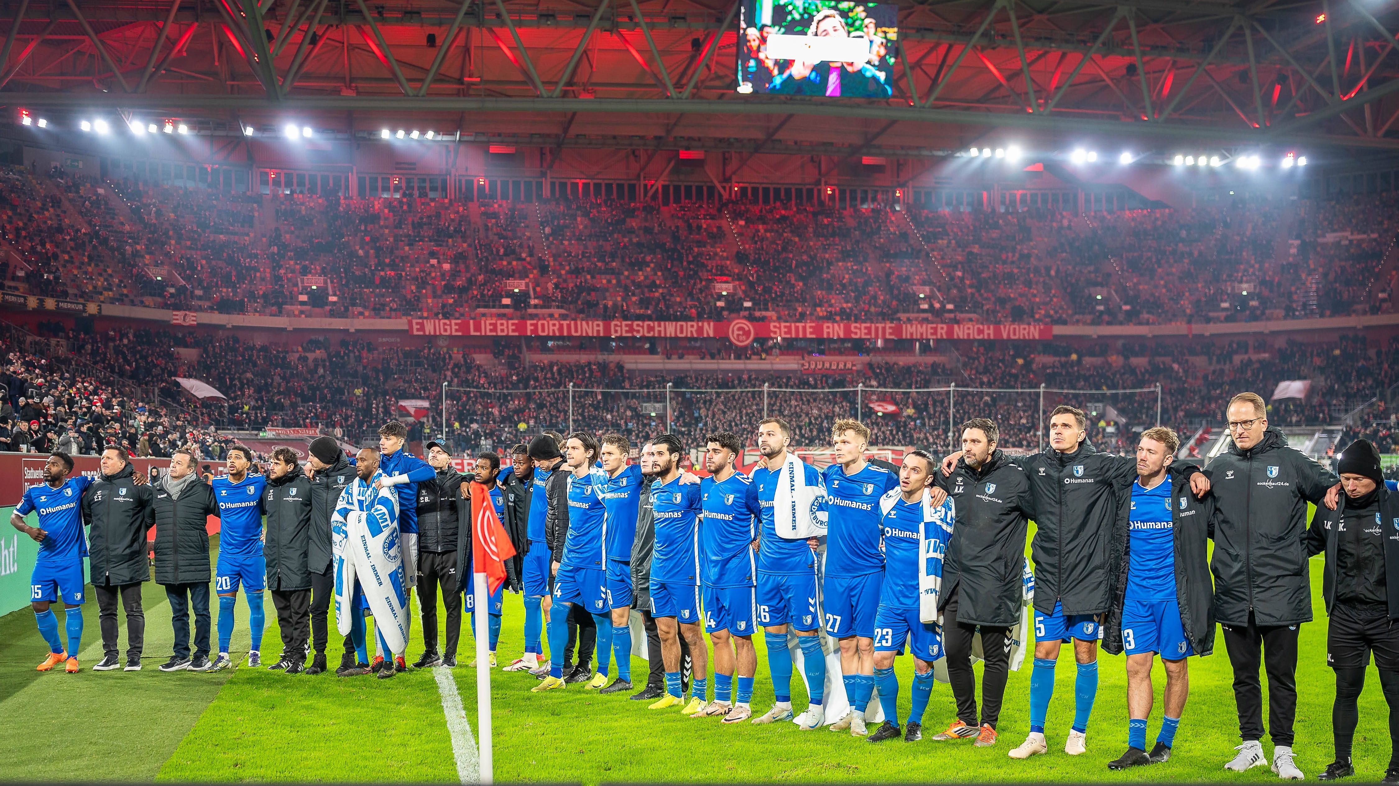 <strong>2. Liga: Fortuna Düsseldorf vs. 1. FC Magdeburg</strong><br>Die Spieler des 1. FC Magdeburg erfuhren beim Auswärtsspiel in Düsseldorf vom Anschlag in ihrer Heimatstadt. Nach Abpfiff versammelte sich die komplette Mannschaft in der Fankurve zu einer Schweigeminute. Bundesliga und 2. Liga trauern mit - ein Spieltag im Zeichen der Trauer