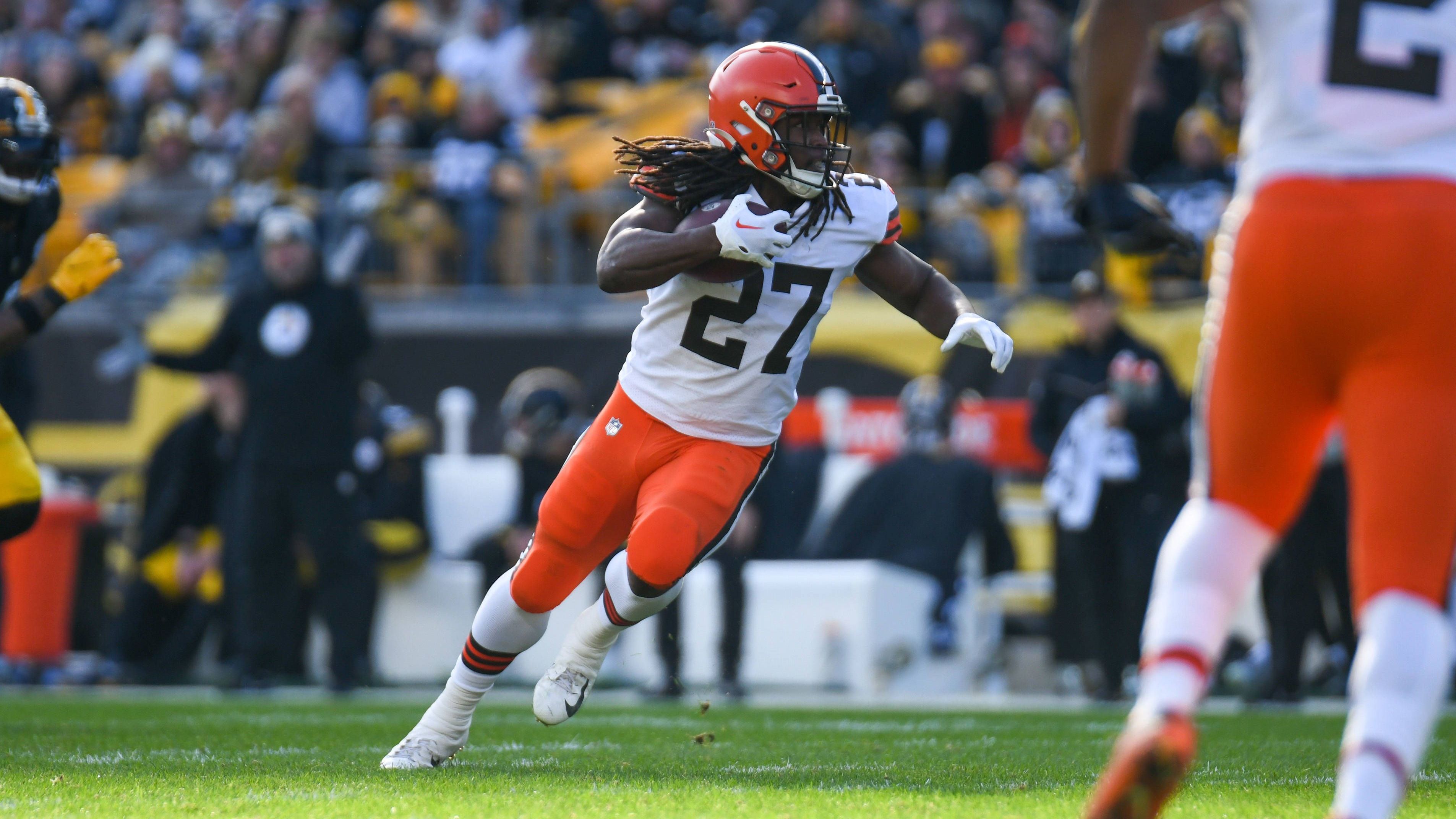 <strong>RB Kareem Hunt (letztes Team: Cleveland Browns)</strong><br>Hinter Nick Chubb spielte Hunt für die Browns eine relativ wichtige Rolle, insbesondere im Passspiel. Der ehemalige Chiefs-Running-Back kam in den vergangenen drei Spielzeiten als Backup immerhin auf fast 800 Scrimmage Yards pro Saison und könnte zumindest als zweite Option noch sehr produktiv sein.&nbsp;