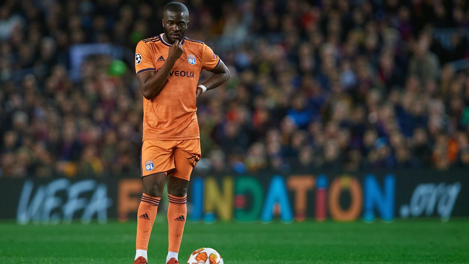 
                <strong>Möglicher Zugang Tanguy Ndombele</strong><br>
                Laut "Tuttosport" hat Juventus unter anderem ein Auge auf Lyons Tanguy Ndombele geworfen. Der 22 Jahre alte Mittelfeldspieler entwickelte sich in den zurückliegenden Monaten zum Nationalspieler Frankreichs und überzeugte unter anderem auch in der Champions League. Den neuesten Berichten nach könnten die Turiner im Werben um Ndombele wohl das Nachsehen gegenüber Real Madrid haben, zumal den Italienern die angeblich aufgerufene Ablösesumme von 80 Millionen Euro zu hoch sein soll. 
              