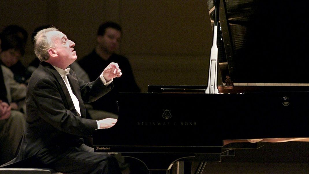 Der Pianist Maurizio Pollini tritt 2001 in der Carnegie Hall in New York auf.