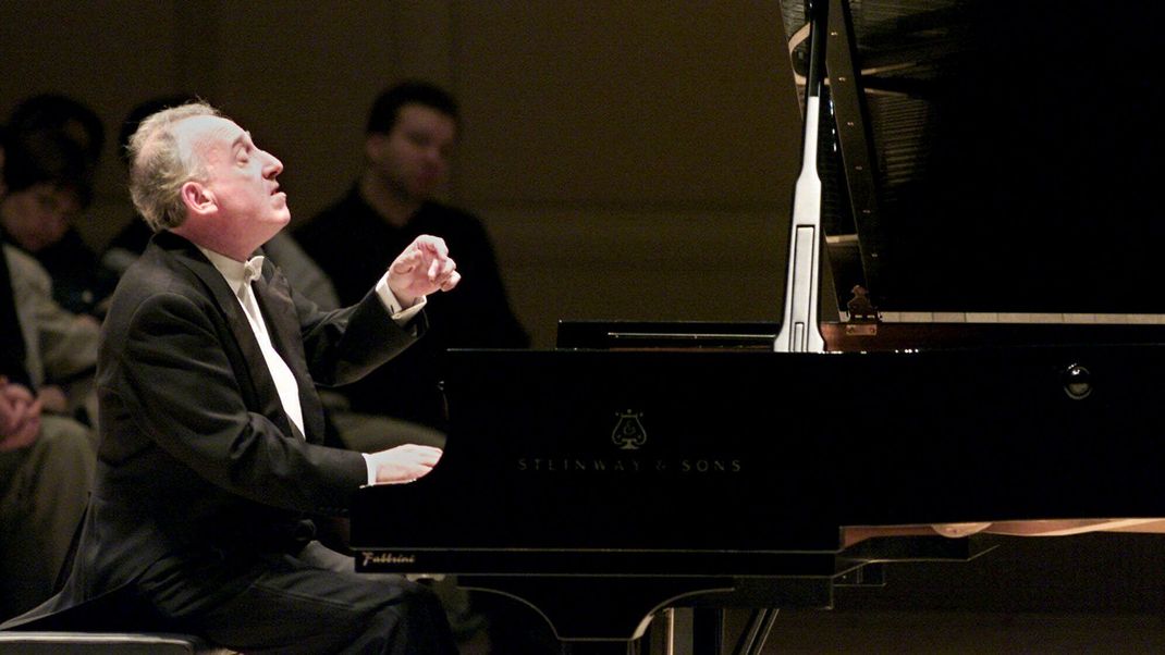 Der Pianist Maurizio Pollini tritt 2001 in der Carnegie Hall in New York auf.