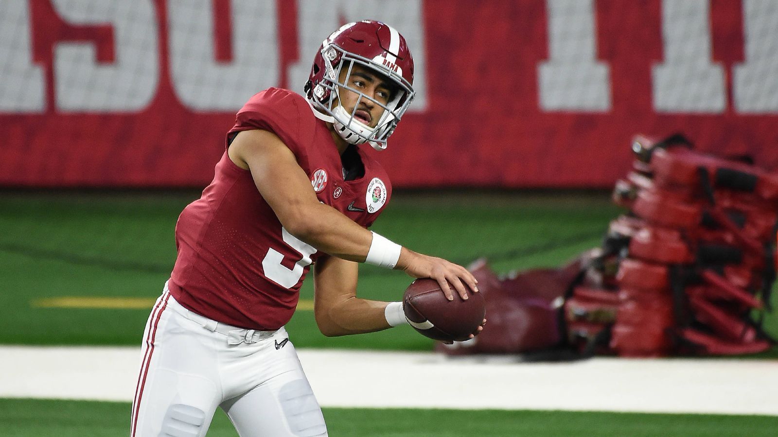 
                <strong>QB Bryce Young (Alabama Crimson Tide)</strong><br>
                Wenn man sich jedoch einen Landing Spot für Young ausmalen könnte, wären es vermutlich die Tampa Bay Buccaneers. Die Bucs stehen nach dem Rücktritt von Tom Brady ohne Franchise Quarterback da und haben aktuell nur Baker Mayfield und Kyle Trask unter Vertrag. Mit Mayfield hätte Young einen Rivalen, der ihn leistungsmäßig pusht und mit Mike Evans und Chris Godwin zwei erstklassige Anspielstationen. Zudem weiß Young als Absolvent der Nick-Saban-Schule wie es ist, wenn der Head Coach sich nicht um die Offense kümmert.
              