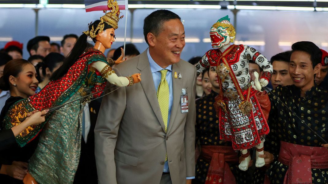 Thailands Ministerpräsident Srettha Thavisin begrüßt die Tourist:innen persönlich am Flughafen in Bangkok.