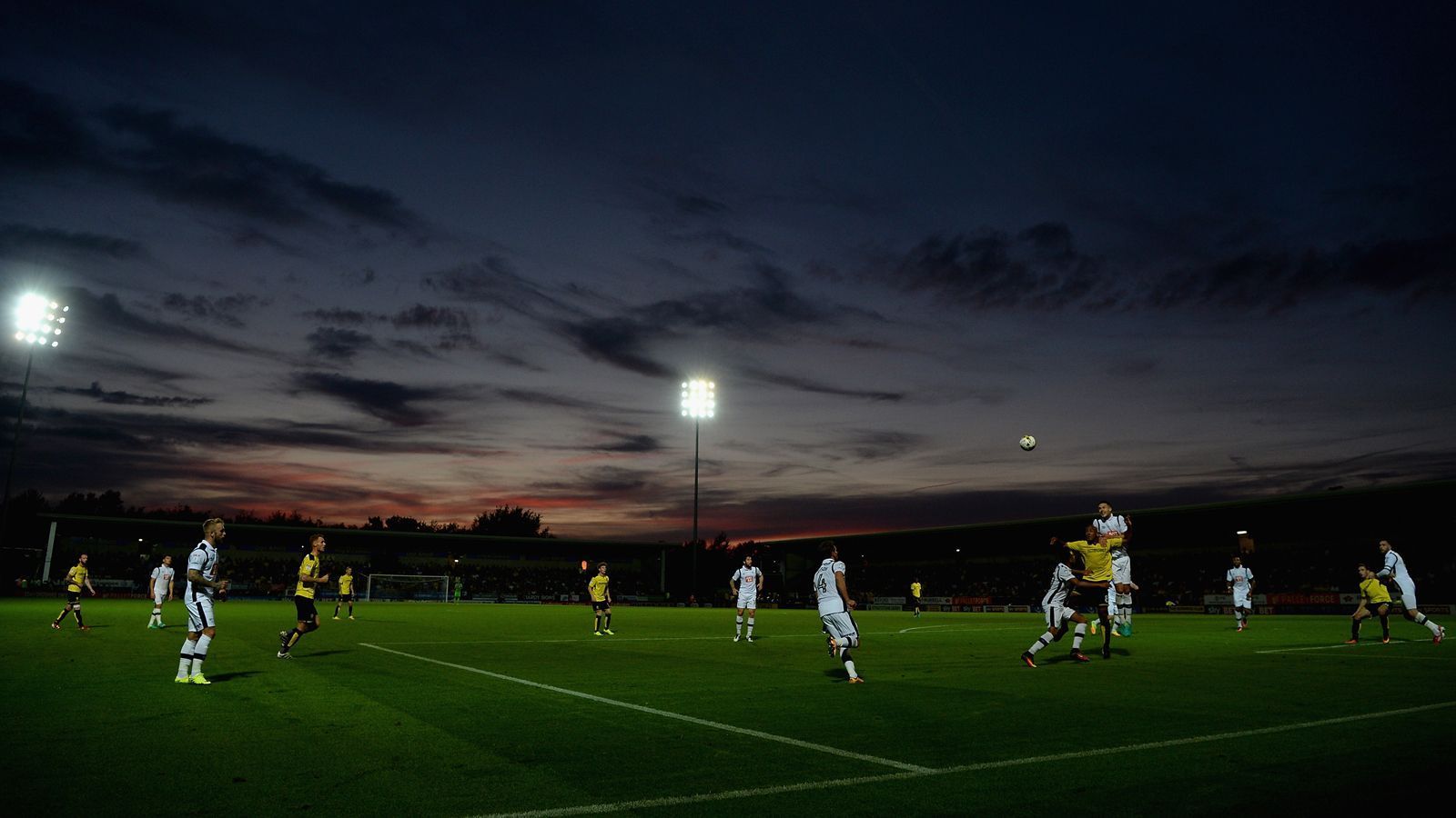 
                <strong>Pirelli Stadium (Burton-upon-Trent/ England)</strong><br>
                Pirelli Stadium (Burton-upon-Trent/ England): Eher nach Rennstrecke als nach Fußballplatz klingt der Name der Spielstätte von Burton Albion, dem Team aus der League Two aus der mittelenglischen Stadt Burton-on-Trent.
              