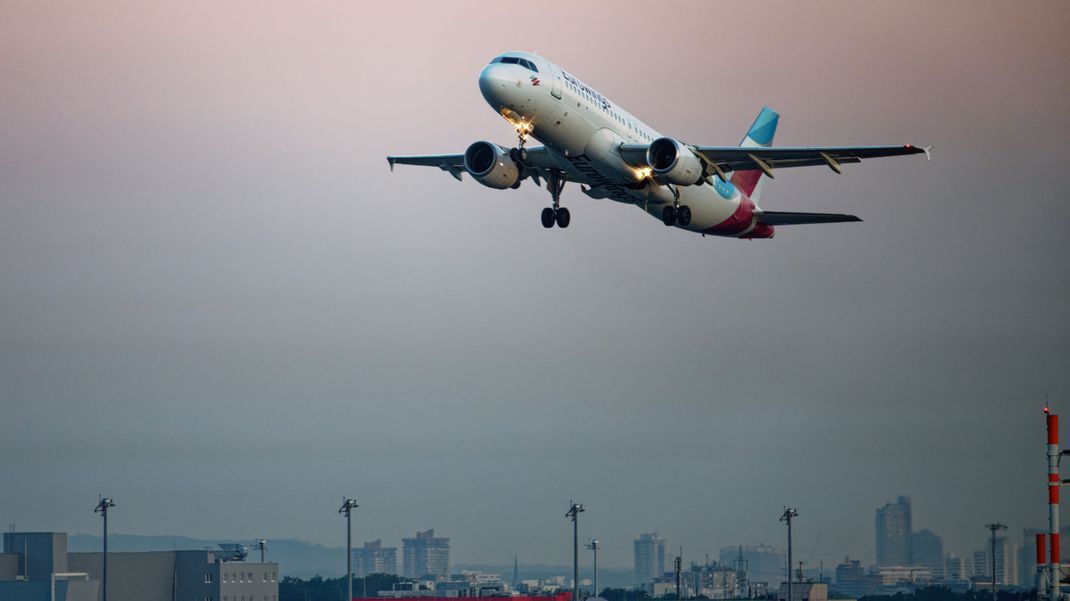 Eine Maschine der Fluggesellschaft Eurowings startet vom Flughafen Köln/Bonn.