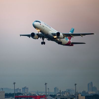 Eine Maschine der Fluggesellschaft Eurowings startet vom Flughafen Köln/Bonn.