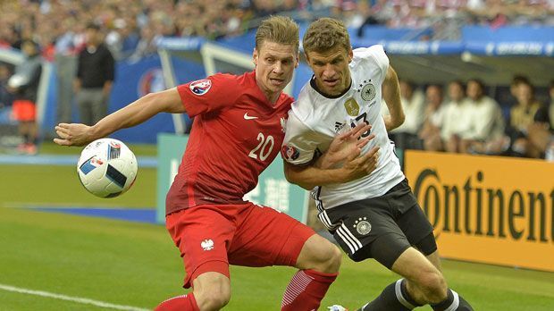 
                <strong>Lukasz Piszczek</strong><br>
                Lukasz Piszczek: Begann etwas fahrig und ließ Hector mehrmals zu viel Raum. Auch Müller vernaschte ihn vor der Kroos-Chance. Besonders im Zusammenspiel mit Kuba sorgte der Dortmunder aber offensiv für Wirbel. ran-Note: 3
              