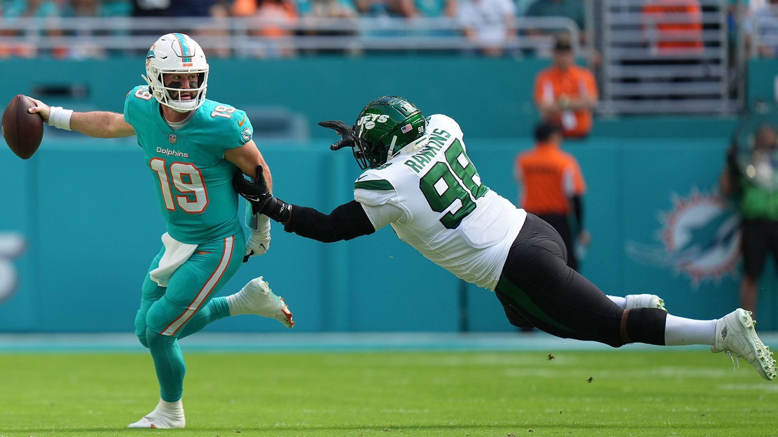 
                <strong>New York Jets – DT</strong><br>
                Die New York Jets verloren durch die Free Agency mehrere Mitglieder ihrer Front Seven, wodurch sich die mittelmäßige Laufverteidigung zu verschlechtern droht. Die Defensive Line, insbesondere auf der Position des Defensive Tackle, kann neue Impulse gut vertragen, nachdem Sheldon Rankins zu den Houston Texans wechselte.
              