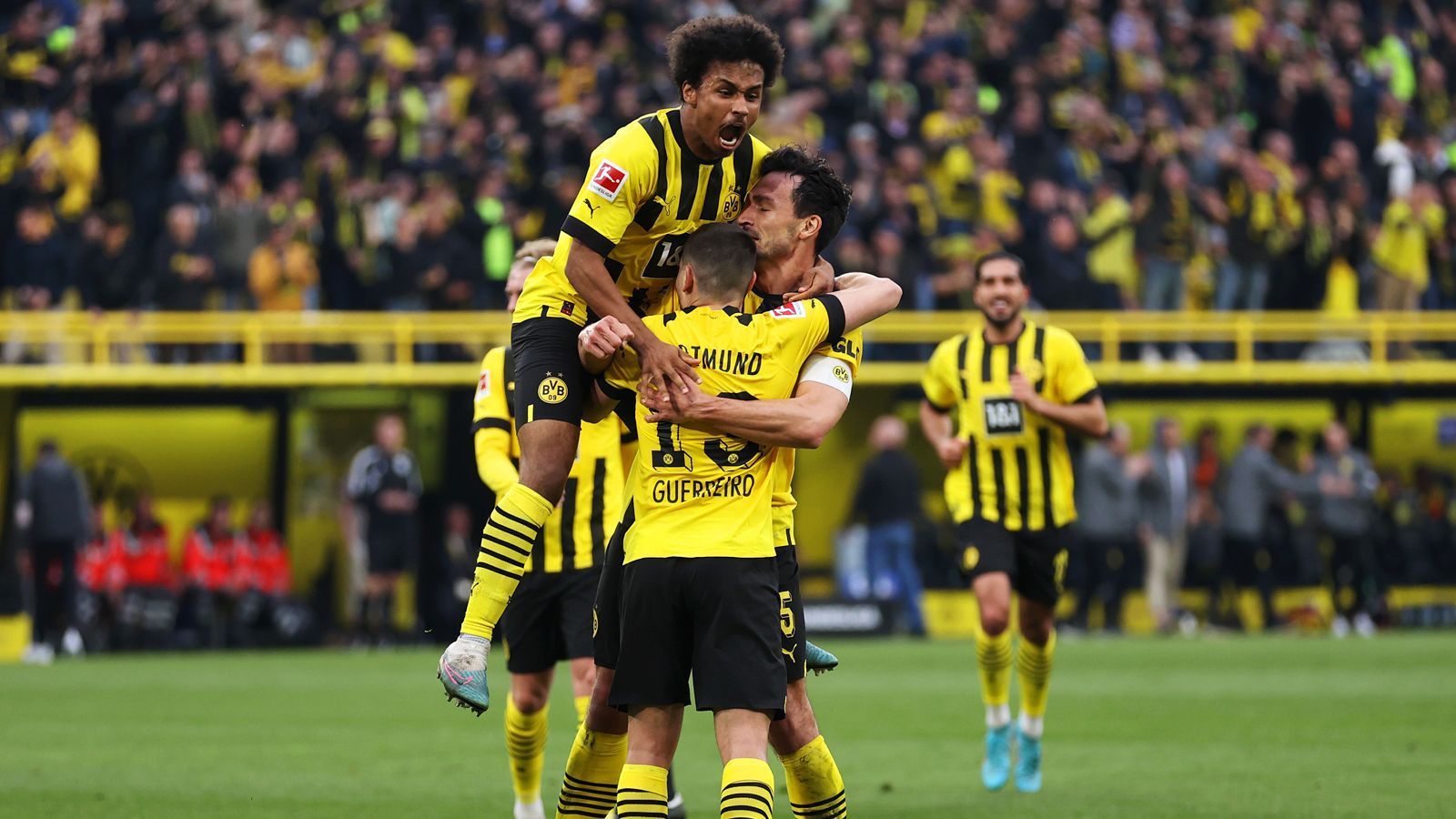 
                <strong>BVB nimmt Titelkampf an: Die Noten der Stars beim 4:0 gegen Frankfurt</strong><br>
                Borussia Dortmund nimmt den Titelkampf in der Bundesliga an: Nach dem 4:0 gegen Eintracht Frankfurt ist der BVB nach dem Ausrutscher der Bayern neuer Tabellenführer. ran hat die Stars benotet.
              