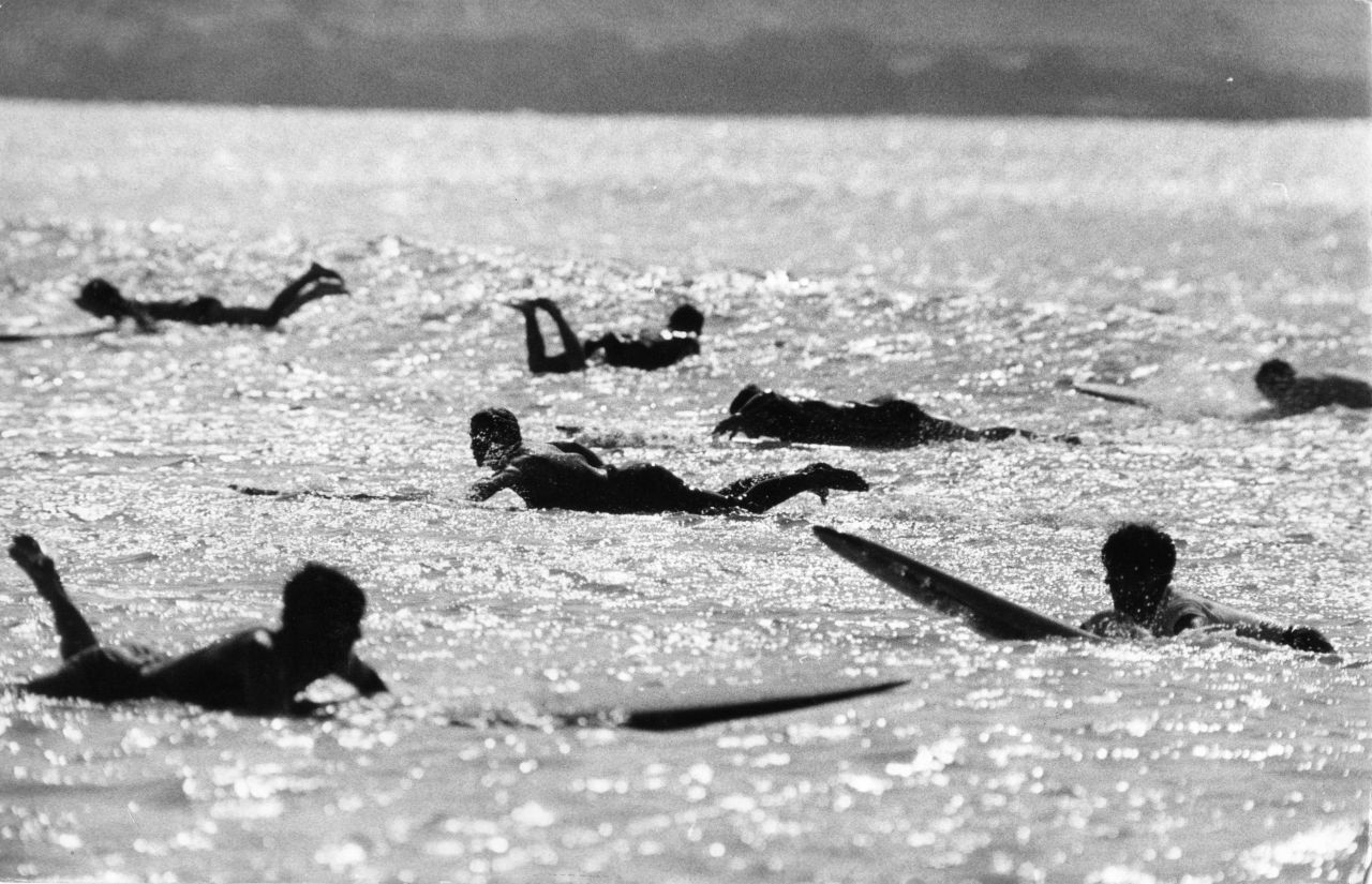 Die ersten europäischen Surfer tummelten sich in Frankreich, Spanien und Großbritannien. Auf der Insel Jersey eröffnete 1923 die wohl erste Surf-Schule Europas, in Newquay fanden 1967 die ersten britischen Surf-Meisterschaften statt. In Deutschland wurde ab Mitte der 1950er gesurft. Mit dem Wellenreiten begannen Rettungsschwimmer auf Sylt - auf selbstgebasteltet, rund 50 Kilo schweren Paddle-Boards. Heute zieht es Surfer:inne