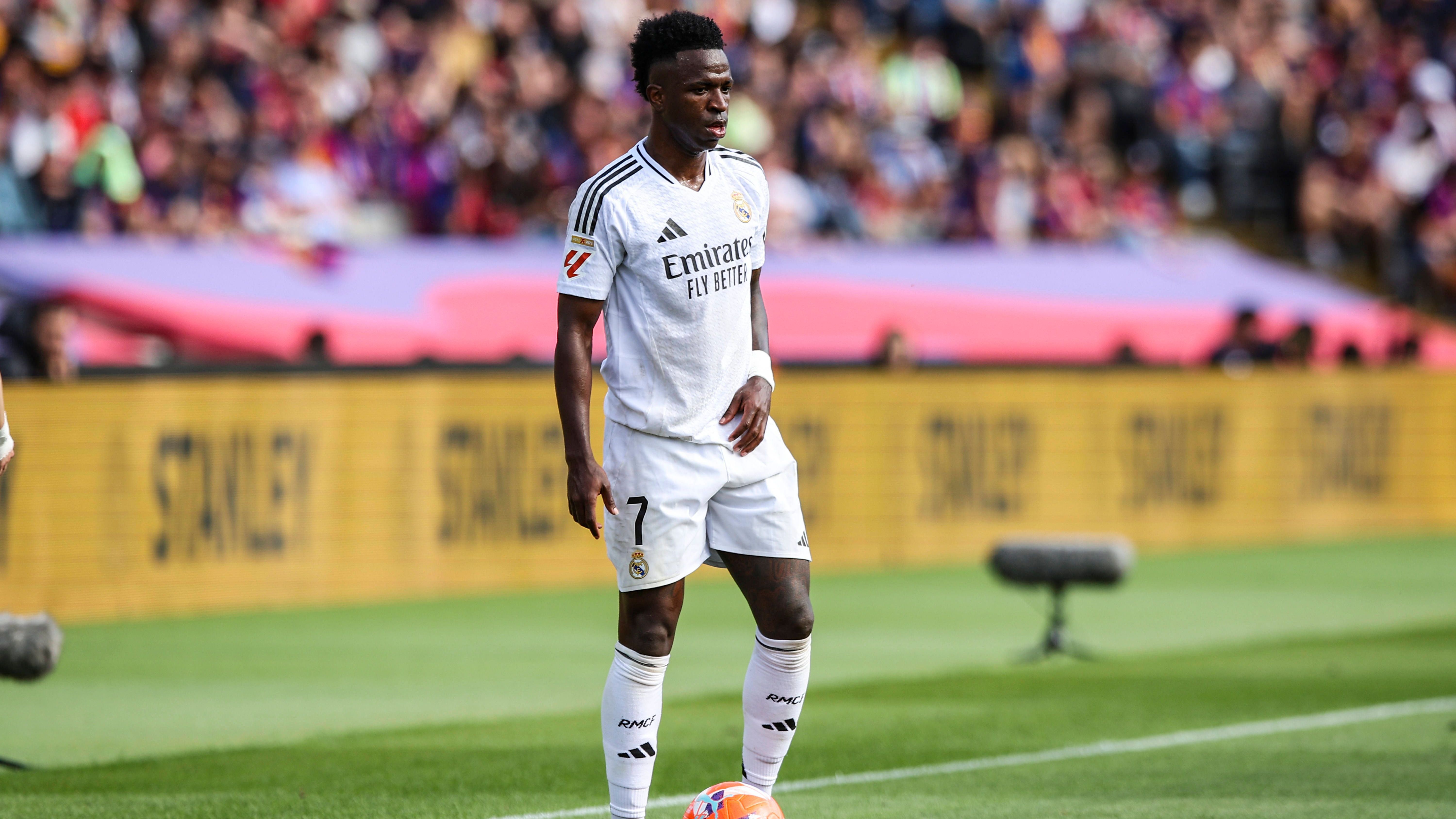 <strong>Vinicius Junior (Real Madrid)</strong><br>In den zurückliegenden Wochen hatte es immer wieder Berichte gegeben, wonach Klubs aus der saudi-arabischen Pro League den Stürmer mit noch besseren Verdienstmöglichkeiten zu locken versuchten. Sein aktueller Kontrakt in Madrid läuft noch bis 2027.