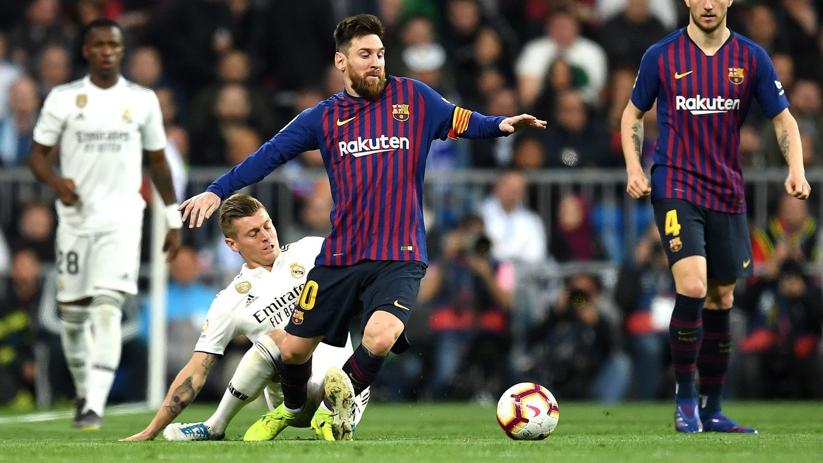 
                <strong>Head-to-Head: FC Barcelona vs. Real Madrid</strong><br>
                Am 18. Dezember 2019 treffen der FC Barcelona und Real Madrid in der Primera Division zum 179. Mal aufeinander. Die Bilanz ist sehr ausgeglichen, beide Teams konnten bisher 72-Mal gewinnen, 34-Mal trennte man sich unentschieden, bei einem Torverhältnis von 288:286 für die Katalanen. ran.de hat den Clasico in einem Head-to-Head schon einmal durchgespielt.
              