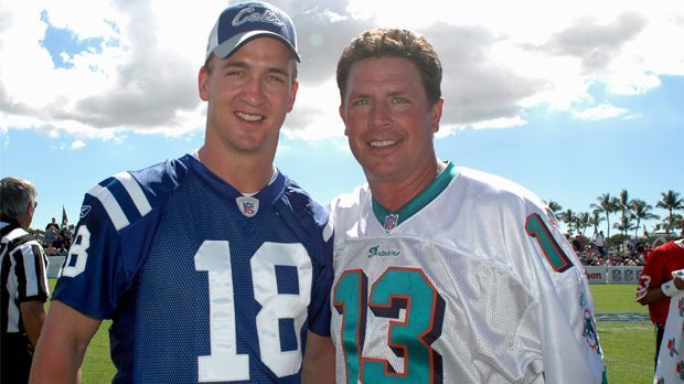 
                <strong>Peyton Manning: Pro Bowl Einladungen</strong><br>
                14: Peyton Manning wurde insgesamt 14 Mal für den Pro Bowl nominiert. Hier im Bild mit Dan Marino, dem ehemaligen Quarterback der Miami Dolphins, im Jahr 2005.
              