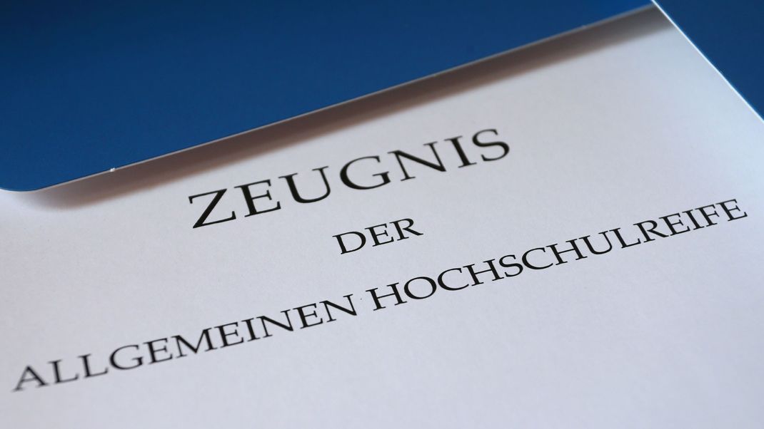 Ein Zeugnis der Allgemeinen Hochschulreife liegt auf einem Tisch.