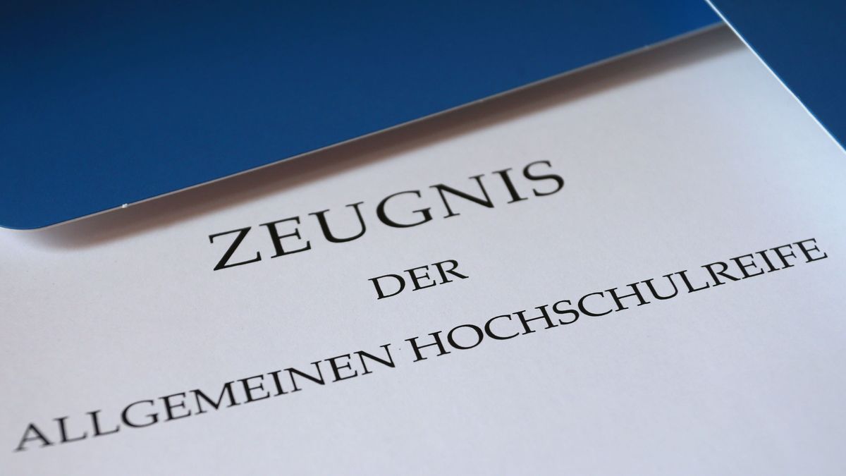 Ein Zeugnis der Allgemeinen Hochschulreife liegt auf einem Tisch.