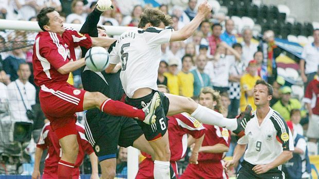 
                <strong>EM 2004 Vorrunde</strong><br>
                EM 2004: Vier Jahre nach dem Fiasko lief es für Deutschland in Portugal nicht entscheidend besser. Erneut überstand das DFB-Team die Vorrunde nicht. In den Spielen gegen die Niederlande, Lettland und Tschechien holte Deutschland nur zwei Punkte. Dabei ging das Turnier ordentlich los - mit einem Remis gegen die starken Niederländer. Weil aber im zweiten Spiel gegen Lettland ebenfalls nur ein Punkt raussprang, musste im abschließenden Spiel gegen Tschechien unbedingt ein Dreier her.
              