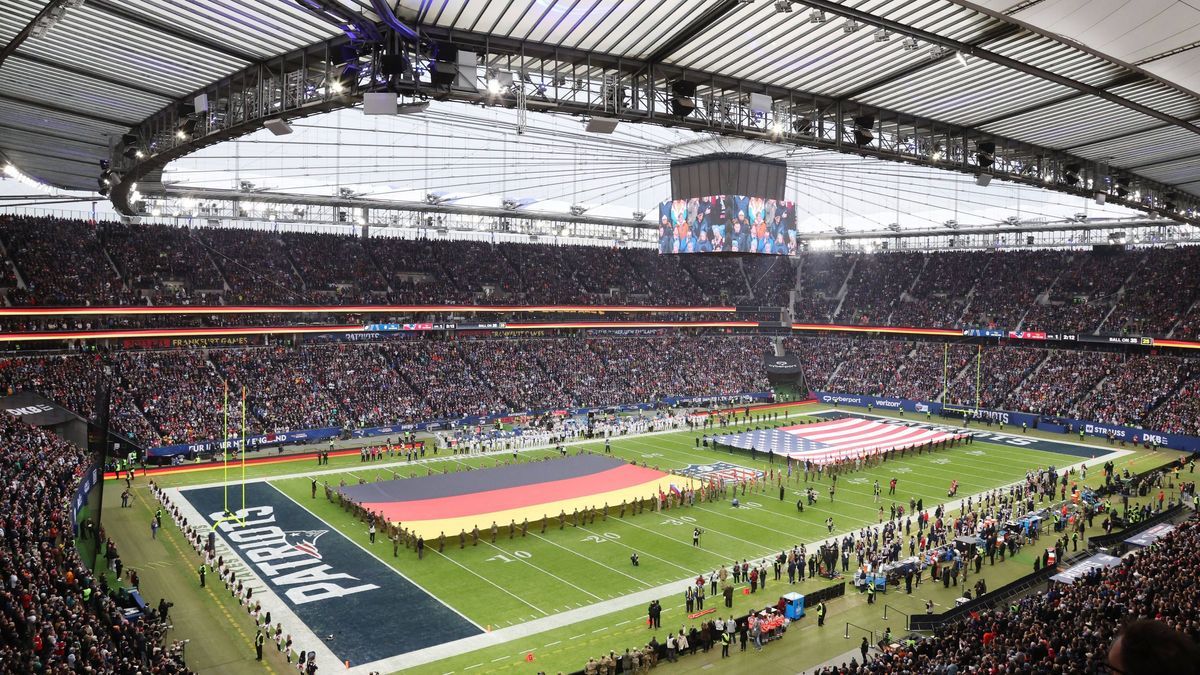 Stadionübersicht, Nationalhymne und Flaggen auf dem Feld zum Start des Spieles , New England Patriots - Indianapolis Colts , NFL, American Football Herren, USA German Games 2023 Frankfurt, American...