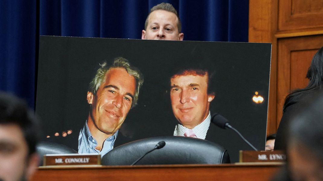 Ein früheres Bild des späteren Sexualstraftäters Epstein und des heutigen US-Präsidenten Trump wird in einem Untersuchungsausschuss des Repräsentantenhauses hochgehalten. 