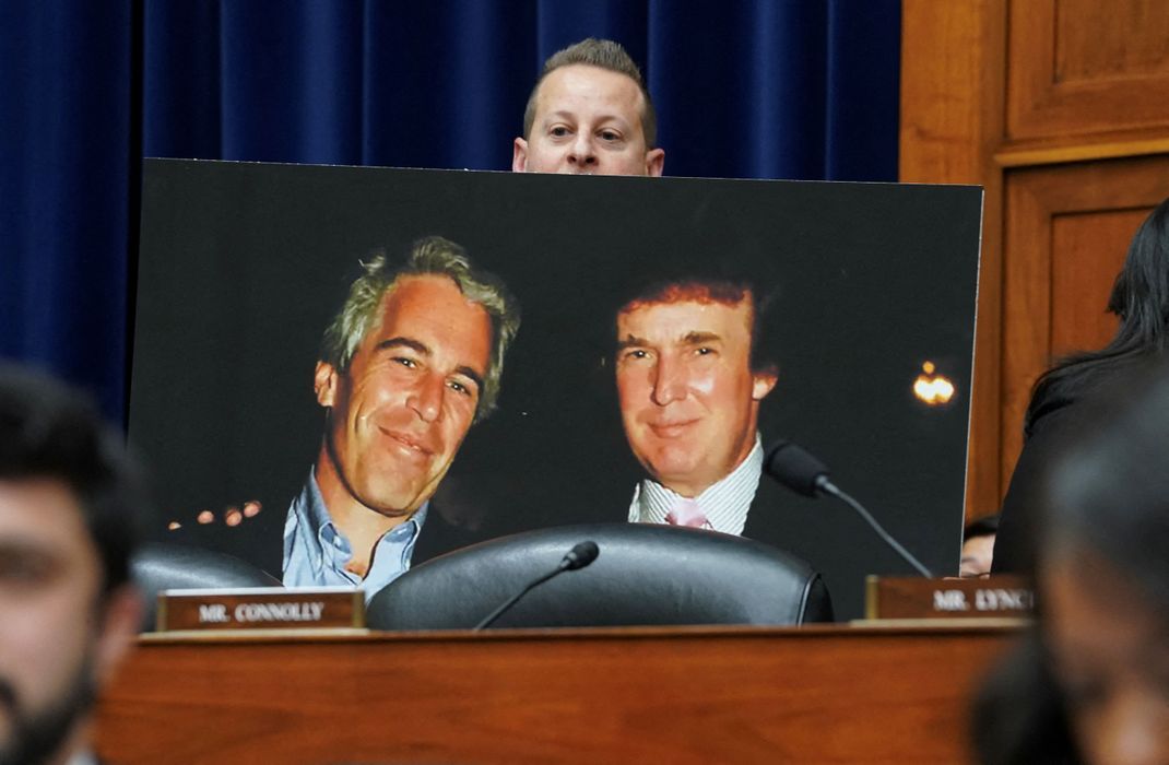 Ein früheres Bild des späteren Sexualstraftäters Epstein und des heutigen US-Präsidenten Trump wird in einem Untersuchungsausschuss des Repräsentantenhauses hochgehalten. 