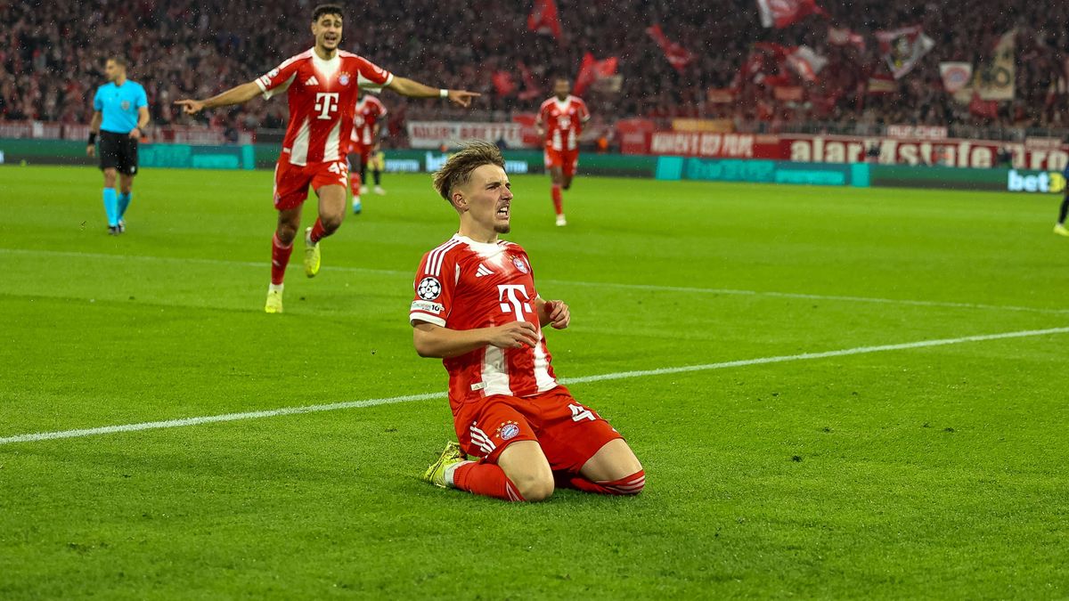 Jubel zum Tor zum 1:0 durch Lennart Karl (FC Bayern Muenchen, 42) mit Aleksandar Pavlovic (FC Bayern Muenchen, 45), GER, FC Bayern Muenchen vs. Club Bruegge, Fussball, UEFA Champions League, Liga-P...