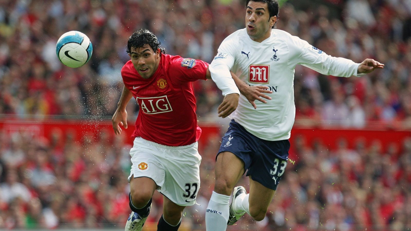 
                <strong>Carlos Tevez (Manchester United)</strong><br>
                &#x2022; Leihgebühr für eine Saison: 6,35 Millionen Euro<br>&#x2022; Tatsächliche Leihgebühr: 12,7 Millionen Euro (Zeitraum: August 2007 bis Juli 2009)<br>&#x2022; Geliehen von: West Ham United<br>&#x2022; Geliehen an: Manchester United<br>
              