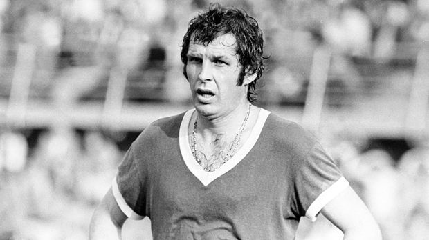 
                <strong>Lothar Emmerich (Koninklijke Beerschot Antwerpen Club/Belgien)</strong><br>
                Lothar Emmerich (Koninklijke Beerschot Antwerpen Club/Belgien): Der frühere deutsche Nationalspieler wechselte 1970 von Borussia Dortmund nach Antwerpen. Gleich in seinem ersten Jahr wurde Emmerich dann mit 29 Treffern bester Torschütze des Landes. Für den Angreifer war es jedoch ein bekanntes Gefühl. Bereits zuvor wurde er im Trikot des BVB zwei Mal Bundesliga-Torschützenkönig. Emmerich verstarb 2003 im Alter von 61 Jahren an Lungenkrebs.
              