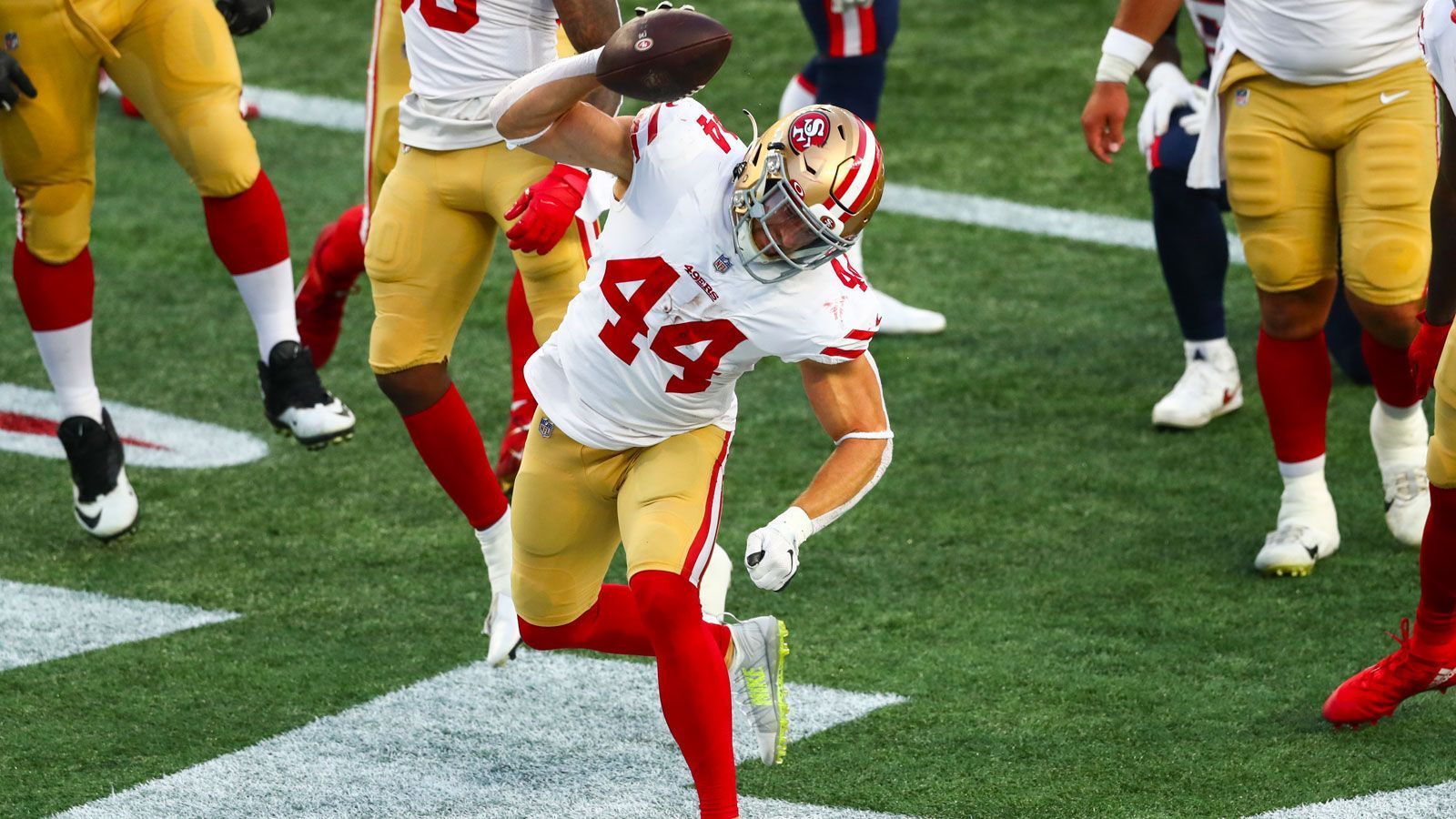 
                <strong>NFC - Fullback (ein Spieler)</strong><br>
                Kyle Juszczyk (San Francisco 49ers) -Schon seit Jahren zählt Kyle Juszczyk zu den besten Fullbacks der NFL und darf sich dementsprechend über seine fünfte Pro-Bowl-Teilnahme in Folge freuen. Obwohl die bisherige Spielzeit nicht den Vorstellungen der 49ers entsprach, ist Juszczyk eine der wenigen Konstanten im Spiel des fünfmaligen Super-Bowl-Siegers.
              