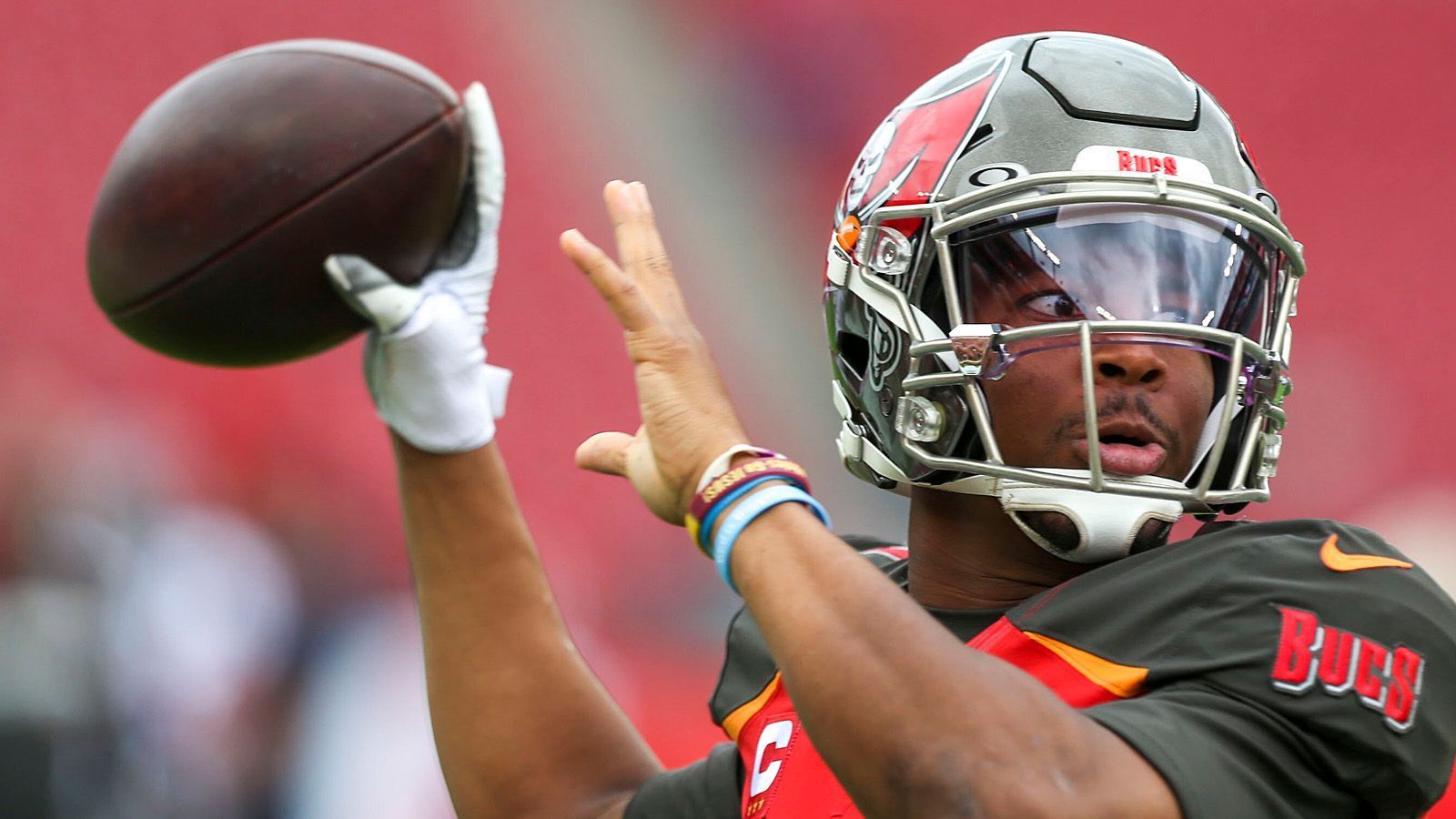 
                <strong>Verlierer: Jameis Winston</strong><br>
                Vier Interceptions unterliefen dem Quarterback der Tampa Bay Buccaneers bei der Niederlage gegen die Houston Texans, einer wurde als Pick Six zurückgetragen. Es war bereits der sechste Pick Six für Winston, seit "Pro Football Focus" die Statistiken im Jahr 2006 erfasst, unterliefen keinem Signal Caller mehr Interceptions, die für einen Touchdown zurückgetragen wurden. Winston steht in dieser Spielzeit bei einem Touchdown/Interception-Verhältnis von 31 zu 28, seine 4.908 geworfenen Passing Yards wiederum sind Ligabestwert. Bei Winston scheint es nur schwarz oder weiß zu geben, unterhaltsam ist das allemal.
              