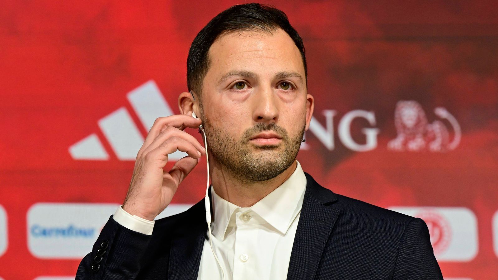 
                <strong>Domenico Tedesco (Belgien)</strong><br>
                Nach der enttäuschenden WM-Endrunde 2022 und dem Rücktritt von Nationaltrainer Roberto Martinez setzt Belgien nun auf Domenico Tedesco als dessen Nachfolger. Der Deutsch-Italiener, zuletzt in der Bundesliga bei RB Leipzig im Amt, unterzeichnete beim belgischen Fußballverband einen Vertrag bis nach der EM 2024, die in Deutschland stattfinden wird. Für den erst 37-Jährigen ist es der erste Job als Nationaltrainer. "Vom ersten Gespräch an hatte ich das Gefühl, dass es das Richtige ist, wir waren sofort auf der gleichen Wellenlänge", sagte Tedesco bei seiner Vorstellung. 
              