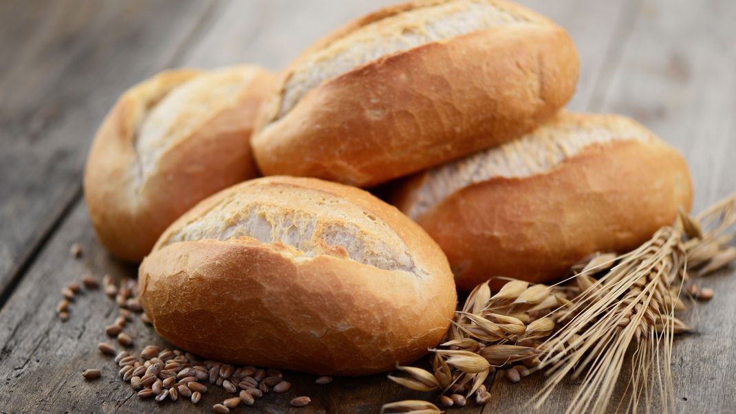 Ein weiterer Vorteil von selbstgemachten Brötchen: Du musst am Muttertag nicht noch früher aufstehen, um Brötchen vom Bäcker zu holen.