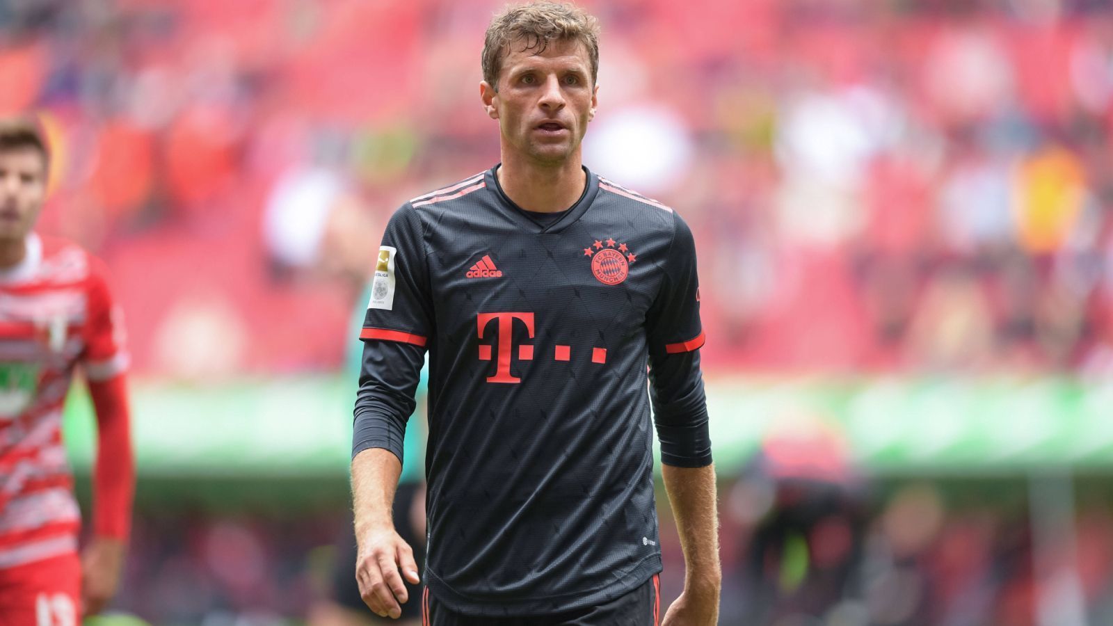 
                <strong>Offensives Mittelfeld: Thomas Müller</strong><br>
                "Thomas Müller spielt immer", hieß es einst unter Louis van Gaal beim FC Bayern. Dieses Axiom gilt aber längst nicht mehr. Bereits beim 3:3 der deutschen Nationalelf in England wirbelte Jamal Musiala im offensiven Zentrum, während Müller draußen saß. Das gleiche Schicksal könnte ihm gegen Leverkusen auch drohen. Müller stand nur einmal nicht in der Startelf, allerdings gelangen ihm in elf Pflichtspielen nur vier Torbeteiligungen. Für Müller-Standards zu wenig.
              