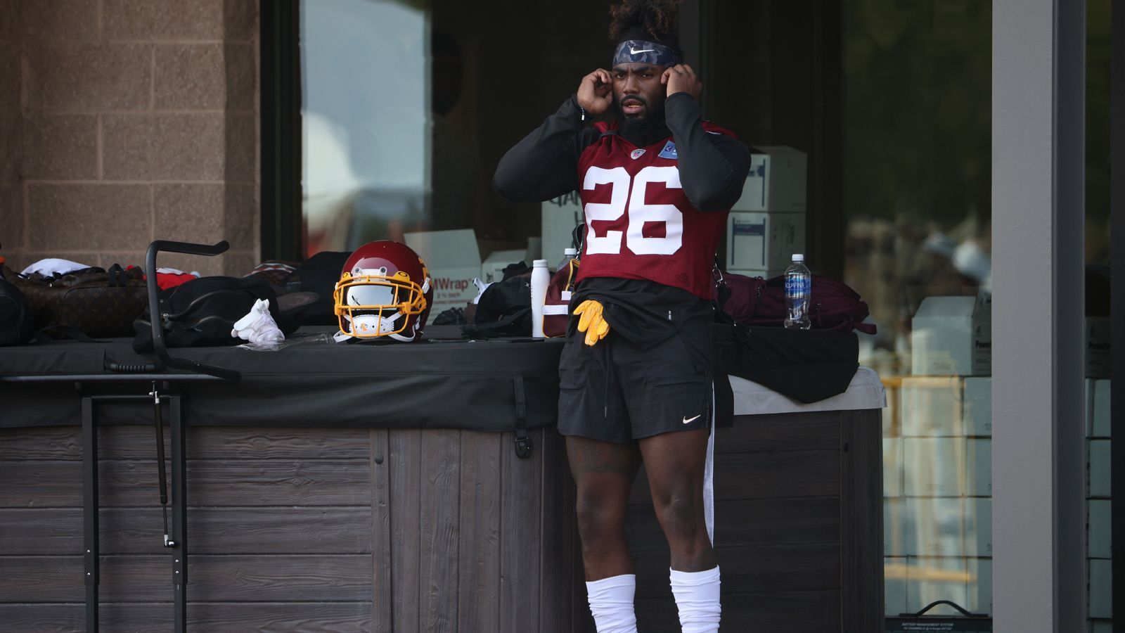 
                <strong>Landon Collins (Safety, Washington Football Team)</strong><br>
                Satte 7,7 Millionen Dollar könnte das Washington Football Team mit einem Cut von Safety Landon Collins, der noch 2019 einen 84-Millionen-Dollar-Vertrag in der US-Hauptstadt unterschrieben hat, einsparen. Eine Achillessehnenverletzung brachte ihn 2020 ins Hintertreffen, während ihn sein Backup Kamren Curl mit 88 Tackles und drei Interceptions mehr als würdig vertrat. Nun hat Collins wegen seines Vertrags schlechte Karten auf einen Verbleib.
              