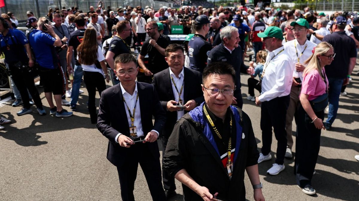 Die hochrangige chinesische Delegation in der Nürburgring-Startaufstellung der DTM