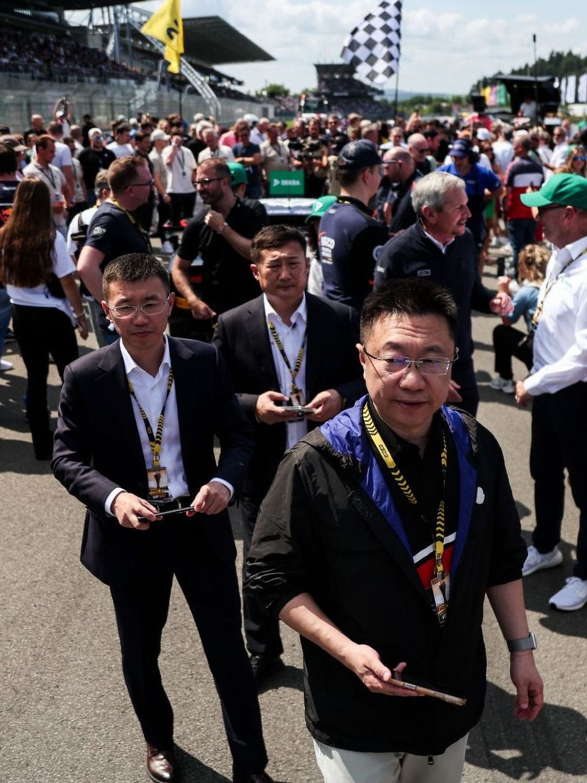 Die hochrangige chinesische Delegation in der Nürburgring-Startaufstellung der DTM