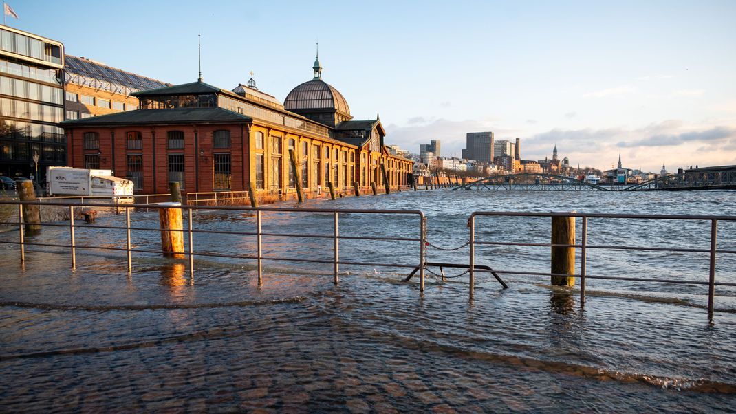 Bereits am Dienstag (7. Januar) wurden der Fischmarkt in Hamburg und die angrenzende Fischauktionshalle überflutet.