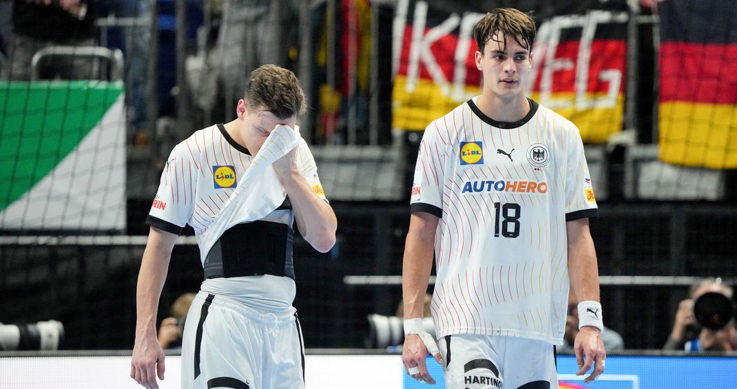 Deutschlands Julian Köster (r) und Christoph Steinert reagieren nach dem Spiel.