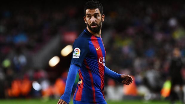 
                <strong>Arda Turan (FC Barcelona)</strong><br>
                Während Coutinho zu Barca kommen könnte, hat Arda Turan beim spanischen Spitzenklub offenbar keine sportliche Zukunft mehr. Laut übereinstimmenden Medienberichten aus der Türkei soll der Nationalspieler deshalb im Winter zurück in seine Heimat wechseln. Demnach werde der 30-Jährige wohl vorerst bis zum Ende der Saison an Galatasaray Istanbul ausgeliehen. Die Leihgebühr beträgt demnach 1,5 Millionen Euro. Turans Vertrag bei Barca läuft noch bis 2020.
              