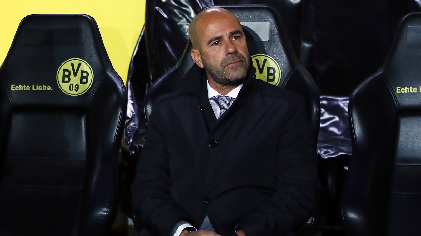 
                <strong>Peter Bosz (Borussia Dortmund)</strong><br>
                Durch seine beeindruckende Arbeit mit den Talenten von Ajax Amsterdam machte sich Peter Bosz einst für die Bundesliga interessant, ehe sich Borussia Dortmund im Sommer 2017 den Niederländer als Nachfolger von Thomas Tuchel schnappte. Fünf Millionen Euro waren dem BVB die Dienste von Bosz wert, doch die Zusammenarbeit hielt anschließend nur gut ein halbes Jahr. Nach einem zunächst verheißungsvollen Start mit begeisterndem Offensivfußball kippte laut Medienberichten im Kader die Stimmung, gefolgt von zahlreichen Niederlagen. So zog der BVB noch vor dem Jahresende die Reißleine und entließ Bosz. Nachfolger Peter Stöger stabilisierte die Dortmunder, die in der Abschlusstabelle auf Platz vier landeten.
              