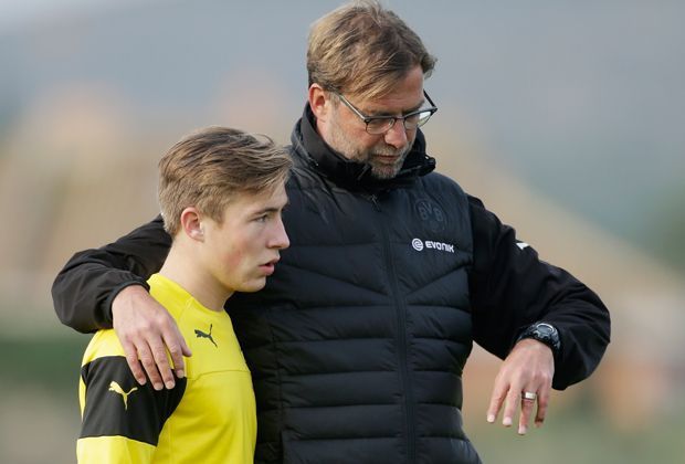 
                <strong>Im Fokus: Felix Passlack</strong><br>
                Auch Jürgen Klopp ist der Junge aus der Dortmunder Jungend bereits aufgefallen. In der Bundesliga West der B-Junioren traf Passlack in 21 Spielen 16 Mal und bereitete ebenso viele Treffer vor.
              