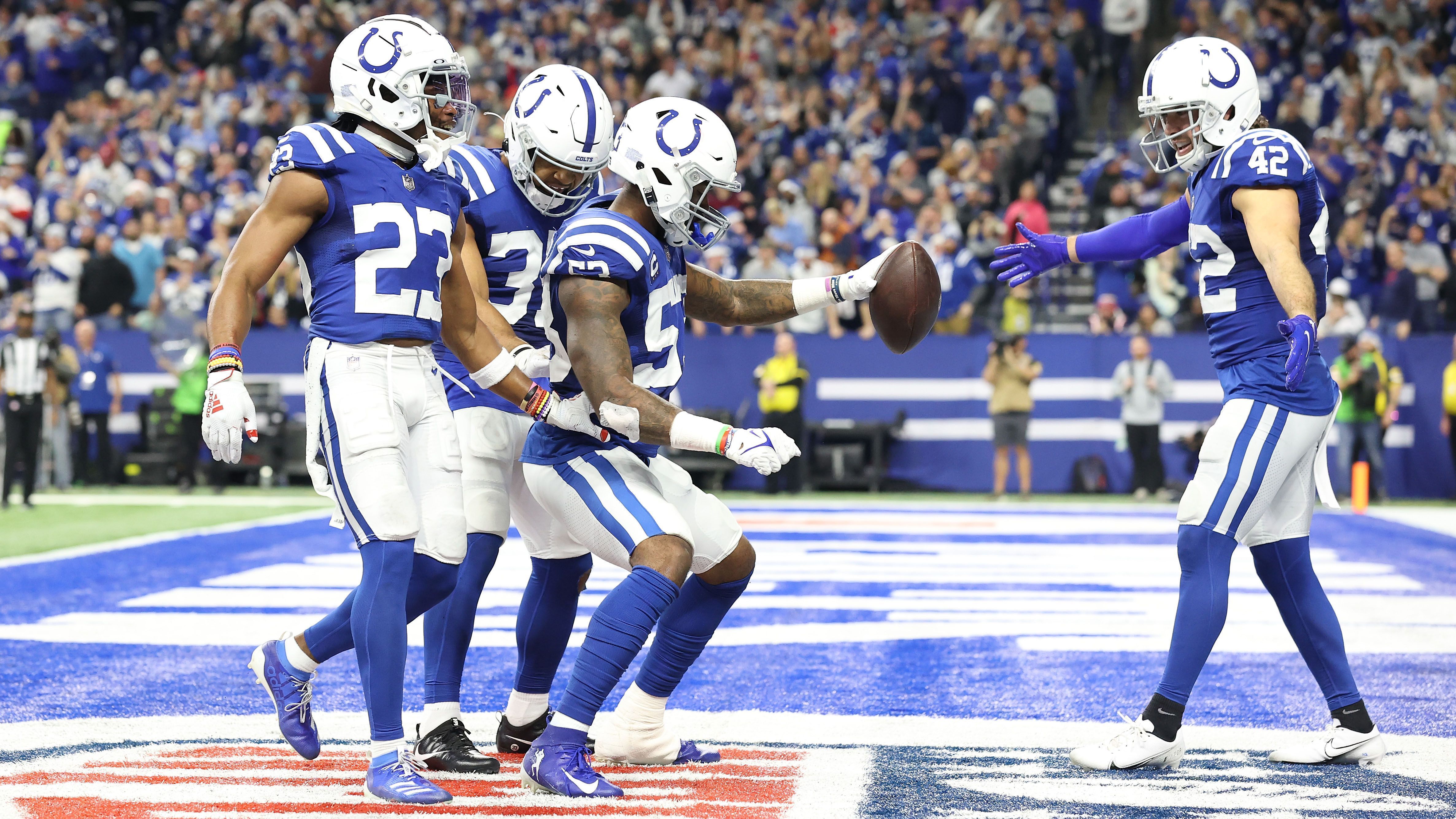 
                <strong>Indianapolis Colts 2021: Eine durchschnittliche Saison</strong><br>
                Trotz ihrer jungen und talentierten Spieler erlebten die Colts aus defensiver Sicht eine durchwachsene Saison. 343,2 erlaubte Yards pro Spiel reichen nur für die 16.-besten Wert in der Liga, wobei ein Großteil der Yards über das Passspiel auf dem Konto der Colts landeten (234,1 pro Spiel, Platz 19 in der NFL). Mit 21,5 erlaubten Punkten pro Partie rangierte Indianapolis auf einem soliden neunten Platz. Letztlich war es aber der "Verdienst" der Offense, dass die Colts mit einer Bilanz von 9-8 die Playoffs knapp verpassten. Trotz alledem schafften es drei Verteidiger in den Pro Bowl …
              